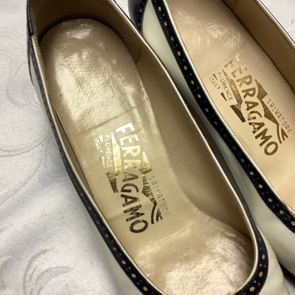 Salvatore Ferragamo Dress Shoes5/1/2 B navy n white chunk 2 in kitten heel - Picture 4 of 10